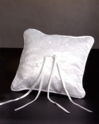  100389 White Wedding Rings Pillow 